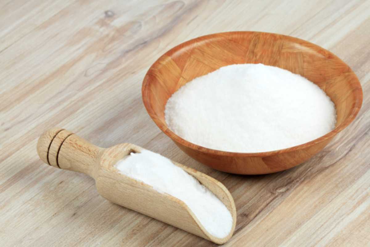 Il bicarbonato di sodio, polvere bianca cristallina solubile in acqua, è un alleato versatile non solo in cucina ma anche per le pulizie domestiche e l’igiene personale.