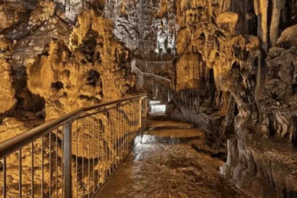 Attualmente, la Grotta dei Bambocci è temporaneamente chiusa al pubblico fino a nuova comunicazione, ma in condizioni normali