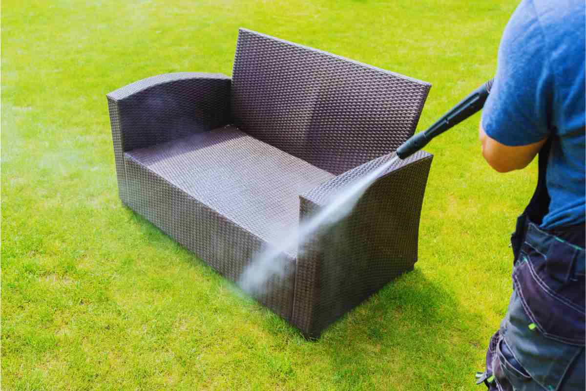 Arredi da esterno sempre al top: trucchi smart per pulirli