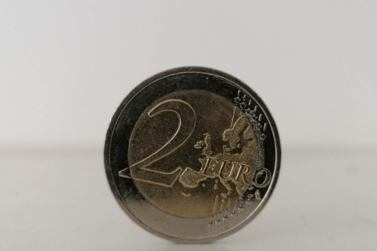 Le monete da 2 euro sono tipicamente bimetalliche, composte da un anello esterno in lega di rame e nichel e da una zona centrale in nichel-ottone.