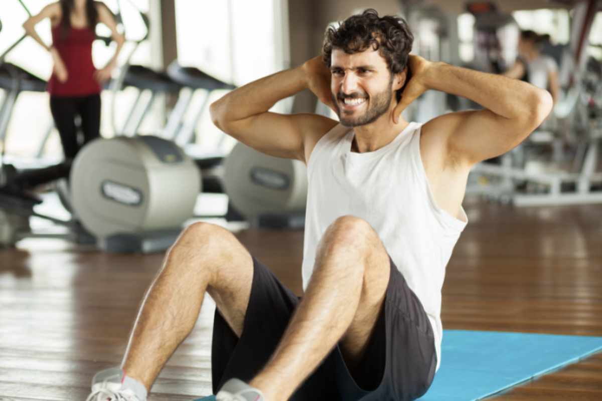Oltre a rafforzare il core, il training in piedi migliora la connessione mente-corpo, aumenta l’energia e favorisce la fiducia in sé stessi.
