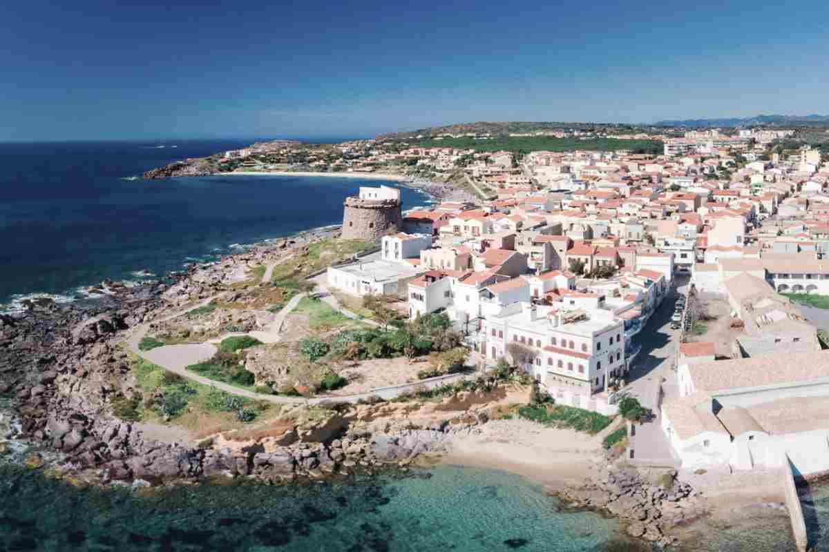 Uno degli aspetti più affascinanti di Portoscuso è senza dubbio il suo legame con il mare. Le spiagge e i litorali della zona offrono scenari mozzafiato