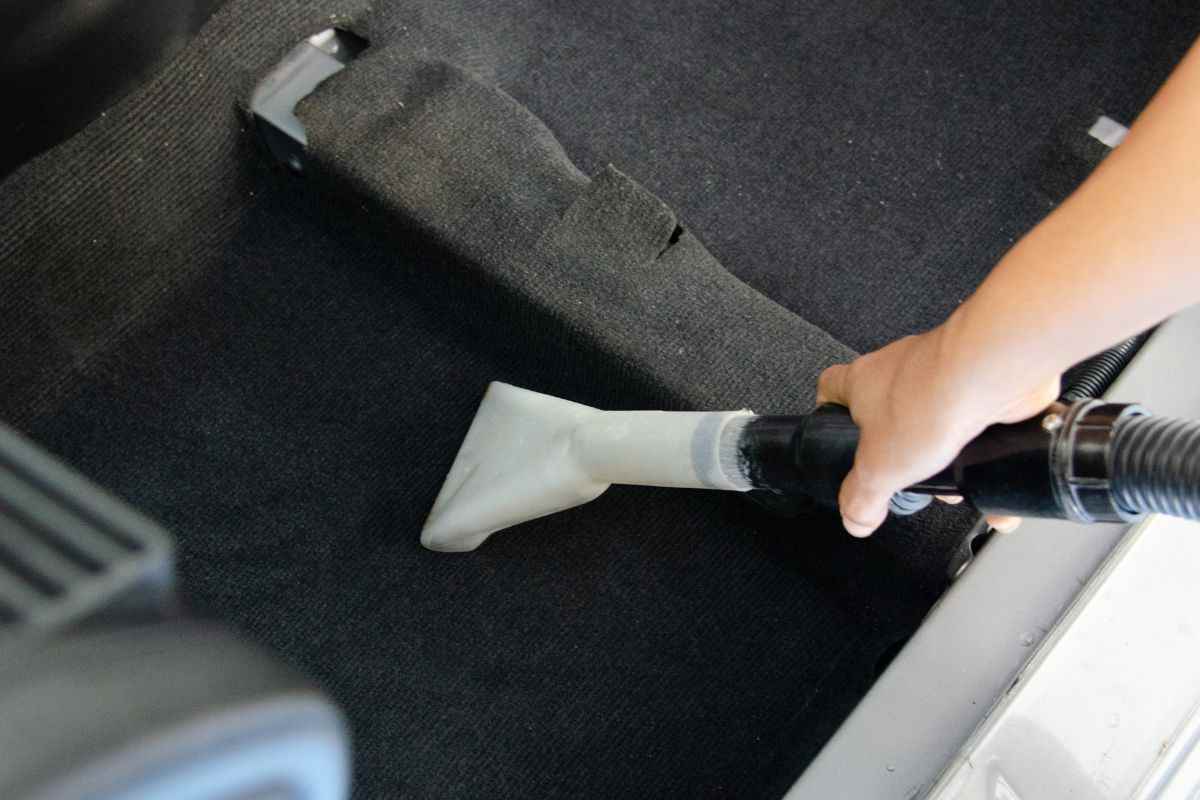 sabbia in auto: la tolgi in 5 minuti con questo trucchetto
