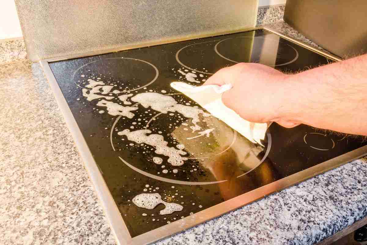 piano cottura pulito, bicarbonato e aceto per una pulizia sorprendente