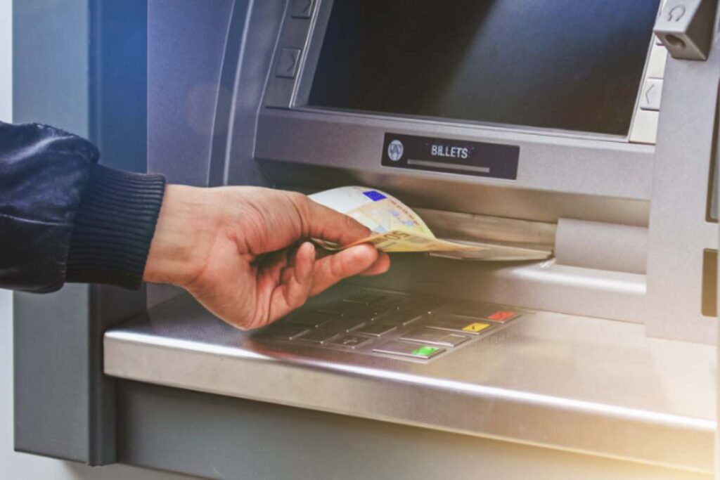 Può capitare che l’ATM consegni una banconota macchiata, creando confusione e disagi all’utente. Questo articolo offre indicazioni aggiornate