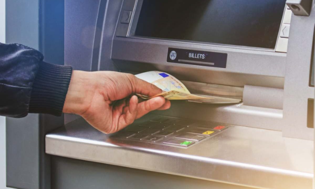 Può capitare che l’ATM consegni una banconota macchiata, creando confusione e disagi all’utente. Questo articolo offre indicazioni aggiornate