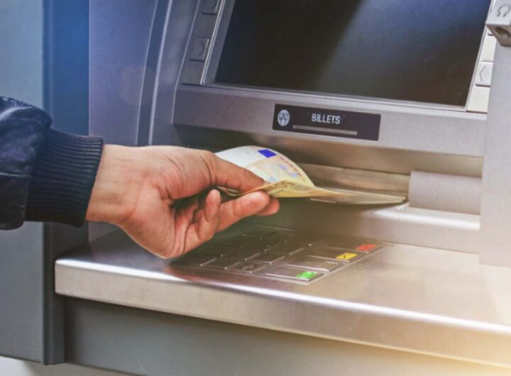 Può capitare che l’ATM consegni una banconota macchiata, creando confusione e disagi all’utente. Questo articolo offre indicazioni aggiornate