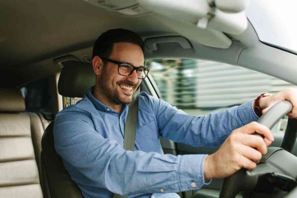 Uomo guida auto