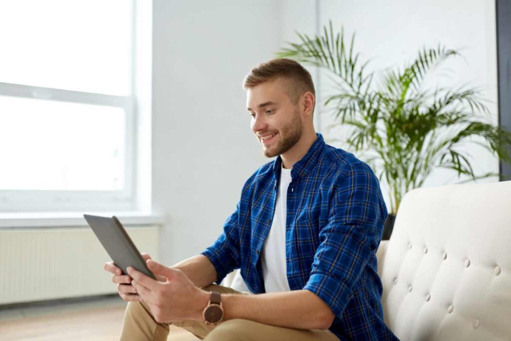 Uomo legge tablet