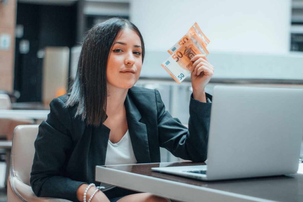 Pensi di non saperlo usare, ma con questo sito guadagni 100 euro al giorno