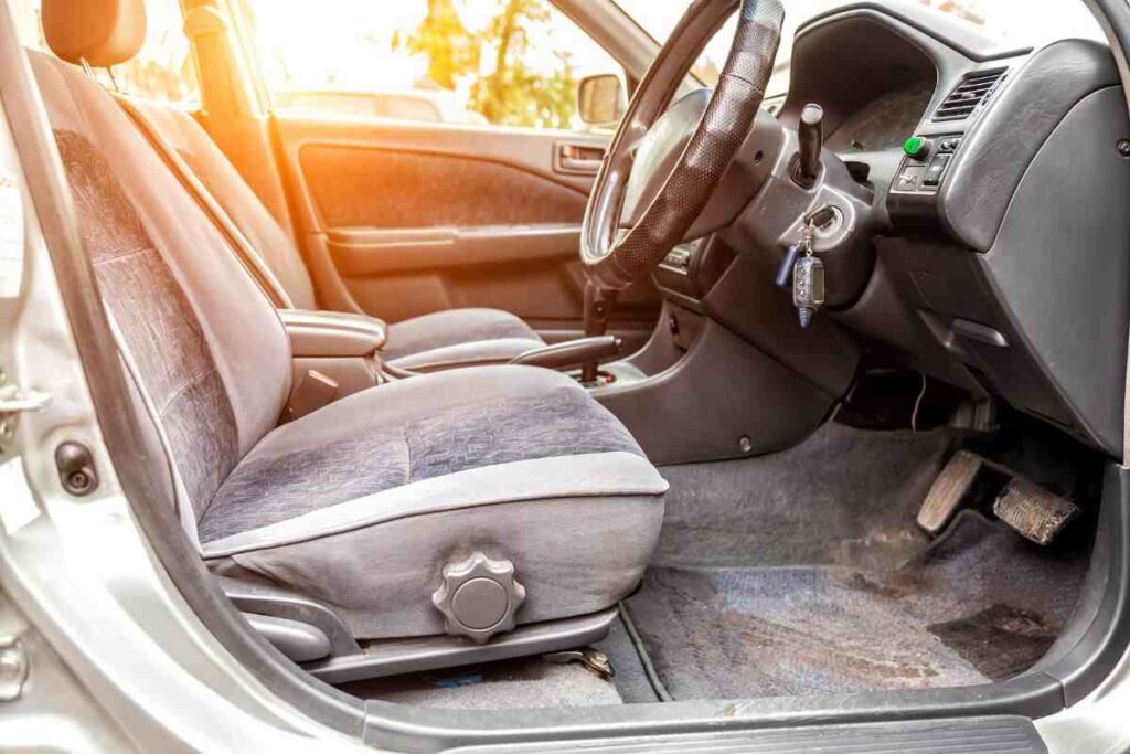 sabbia in auto, toglila con questo trucco