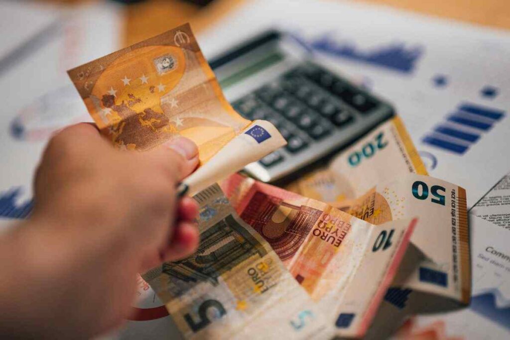 tassa invisibile: ecco come ti prosciuga il conto