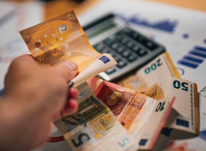 tassa invisibile: ecco come ti prosciuga il conto